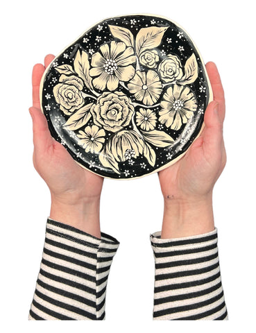 black and white flowers plate